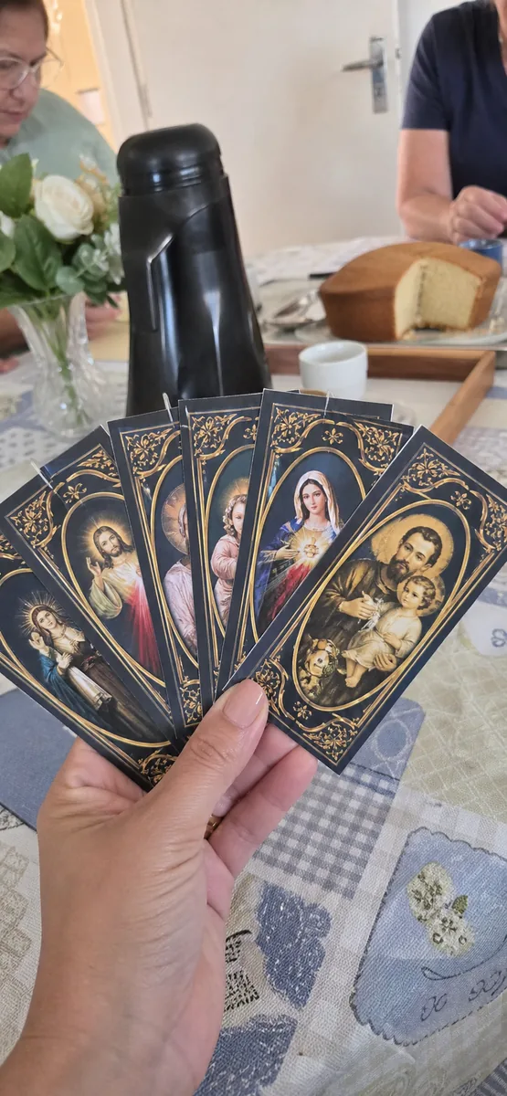 Foto enviada na conversa: marcadores católicos da Coleção Luz da Fé