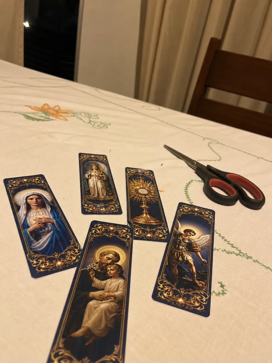 Foto enviada na conversa: marcadores católicos da Coleção Luz da Fé