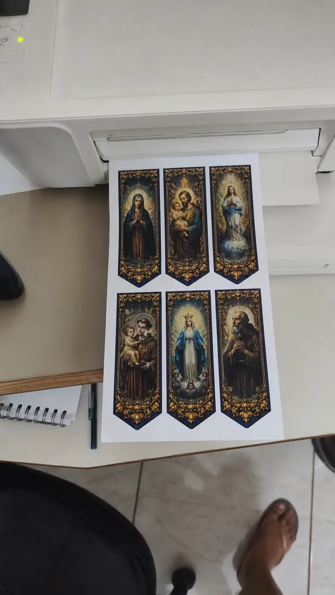 Foto enviada na conversa: marcadores católicos da Coleção Luz da Fé