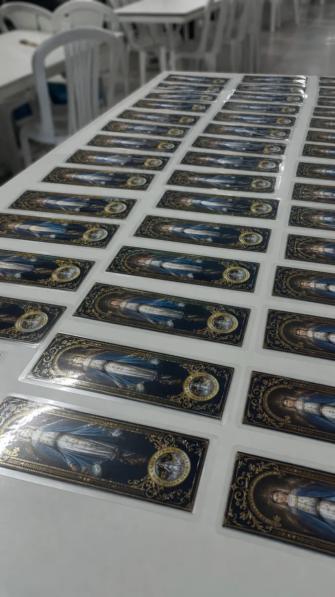 Foto enviada na conversa: marcadores católicos da Coleção Luz da Fé