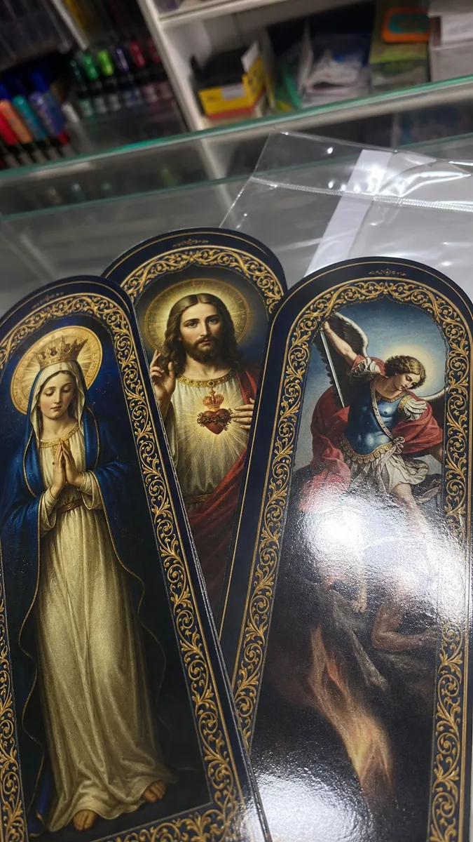 Foto enviada na conversa: marcadores católicos da Coleção Luz da Fé